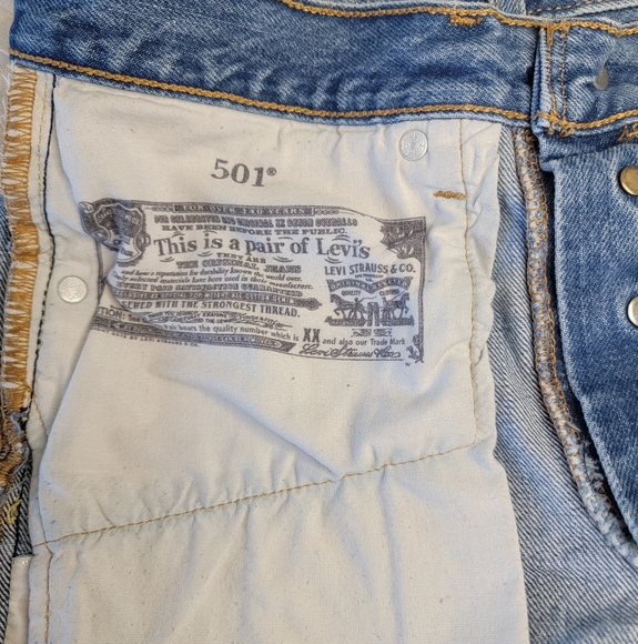 Levi’s 501 High Rise Raw Hem Cut Off Mom Jean Shorts Size 26 - Picture 3 of 6